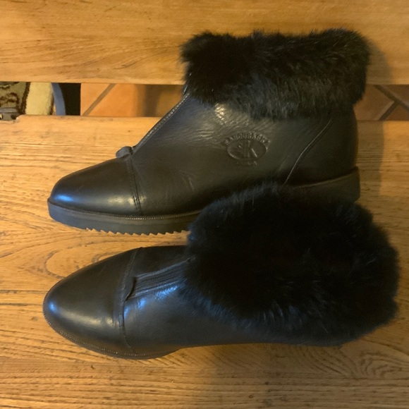 Elegant Black Fur-Trimmed Winter Boots - Picture 2 of 11